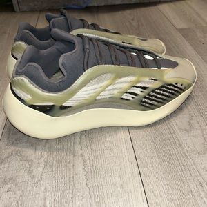 YEEZY 700 V3 'FADE SALT' MEN SIZE 8.5